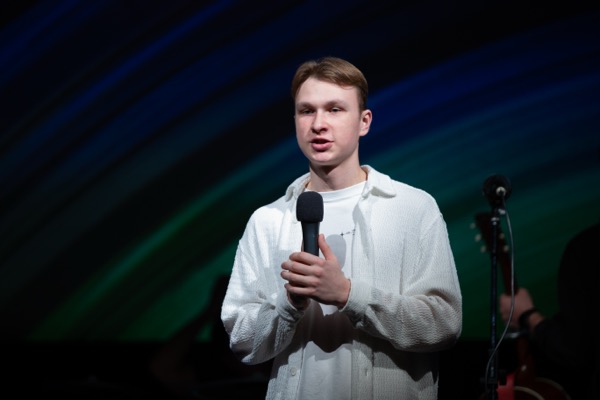 Проповедник на сцене, конференция хвалы апрель 2026